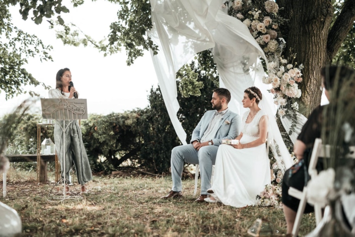 Hochzeit Traurednerin unter Bäumen